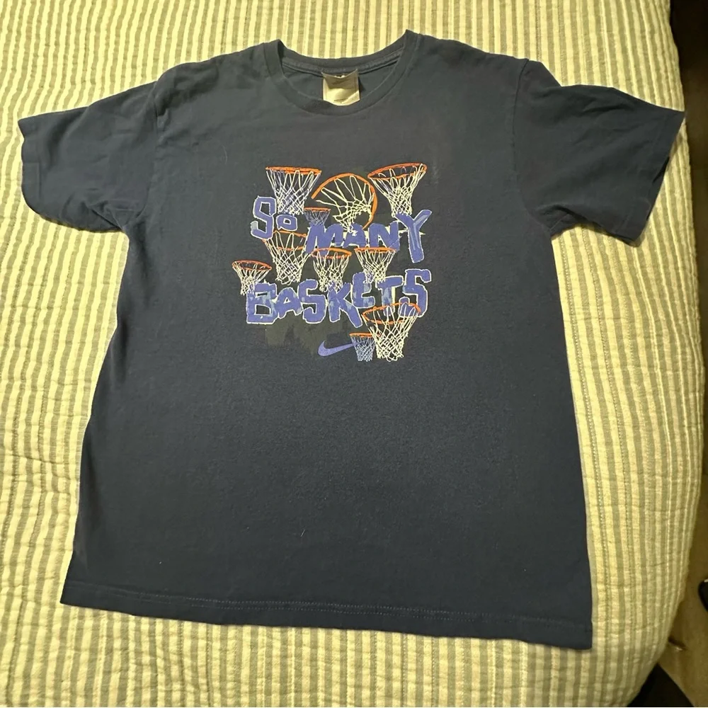 Nike Boys Navy Blue So Many Baskets‎ Basketball Graphic T-Shirt Size Medium